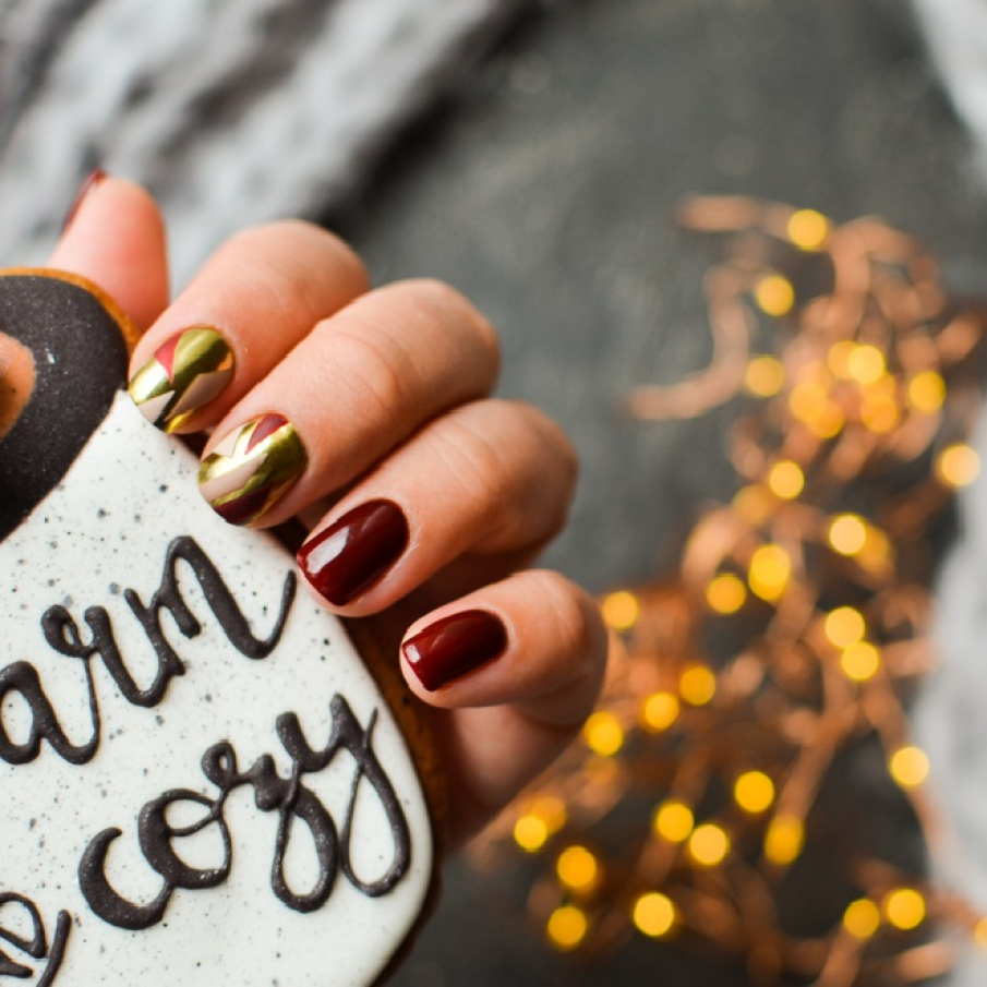 Patternuri geometrice și nuanțe de ojă închise, statement 