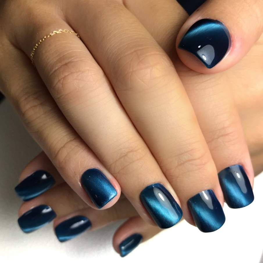 Dungi de albastru luminos pe unghii de un albastru profund