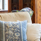 Perne decorative cu imprimeuri florale și look de prospețime