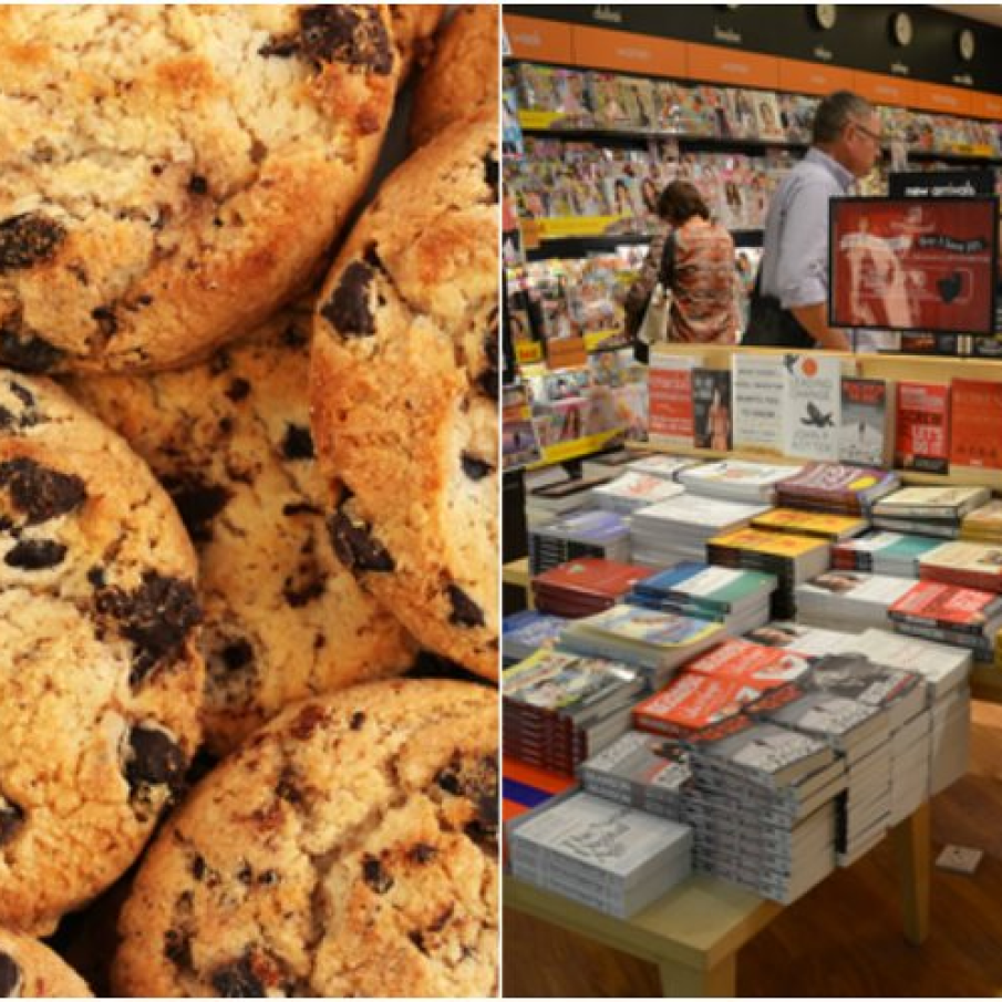 Pentru ca trebuia sa astepte cateva ore pana la plecarea avionului, tanara isi cumpara o carte si o punga de fursecuri, ca sa treaca mai repede timpul.