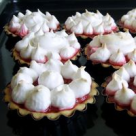 Minitarte cu capsuni si bezea