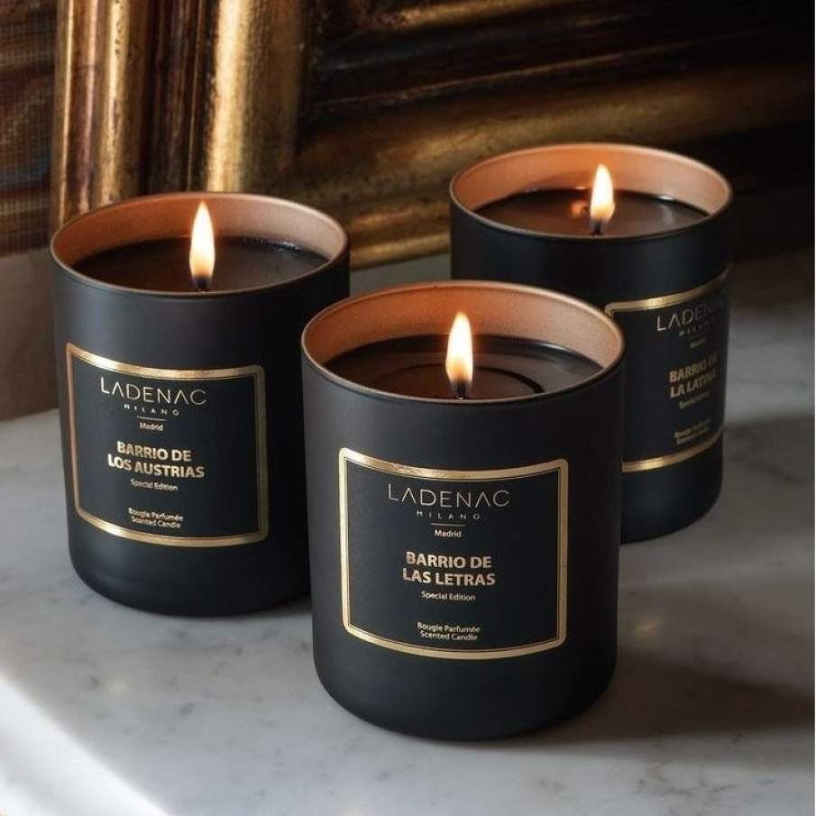 Lumânare Parfumată Barrio de la Latină din ceară naturală în recipient negru elegant, de sticlă. Lumânarea este turnată manual în Spania, iar parfurmurile sunt de bună calitate, din Grasse, oraș din sudul Franței