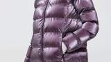 Geacă de iarnă Geox în nuanță de violet metalizat, confecționată din material neted. Are guler ridicat și glugă detașabilă
