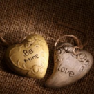 Cine ne aduce dragostea? Mesagerii-totem ai iubirii