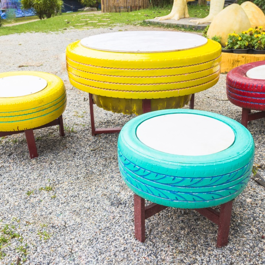 Masa Tacerii cu masa si scaune realizate din cauciu folosit si colorat 