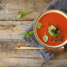 Supă de vară răcoritoare, vegană: gazpacho simplu, de mâncat rece direct din frigider