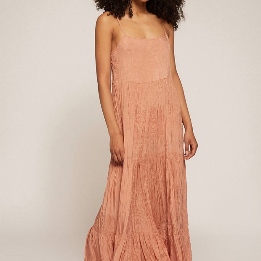 Rochie maxi Motivi, cu aspect șifonat, într-o nuanță nude de roz somon delicat. Este lejeră, respirabilă.