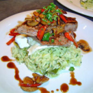 Carne de vita pe pat de morcov, ceapa si ciupercute ciufulite