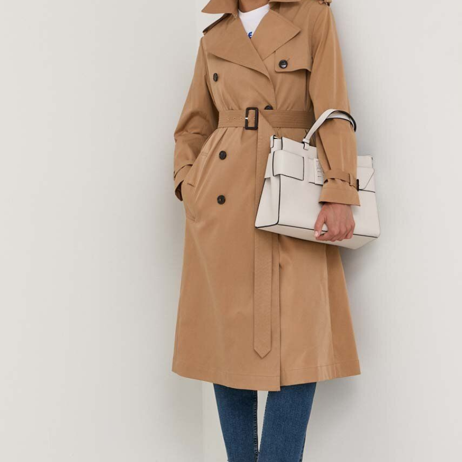 Trenci BOSS confecționat din material ușor, extrem de rezistent. Dispune de fixare dublă cu butoane și curea tip cordon, cu cataramă, în talie 