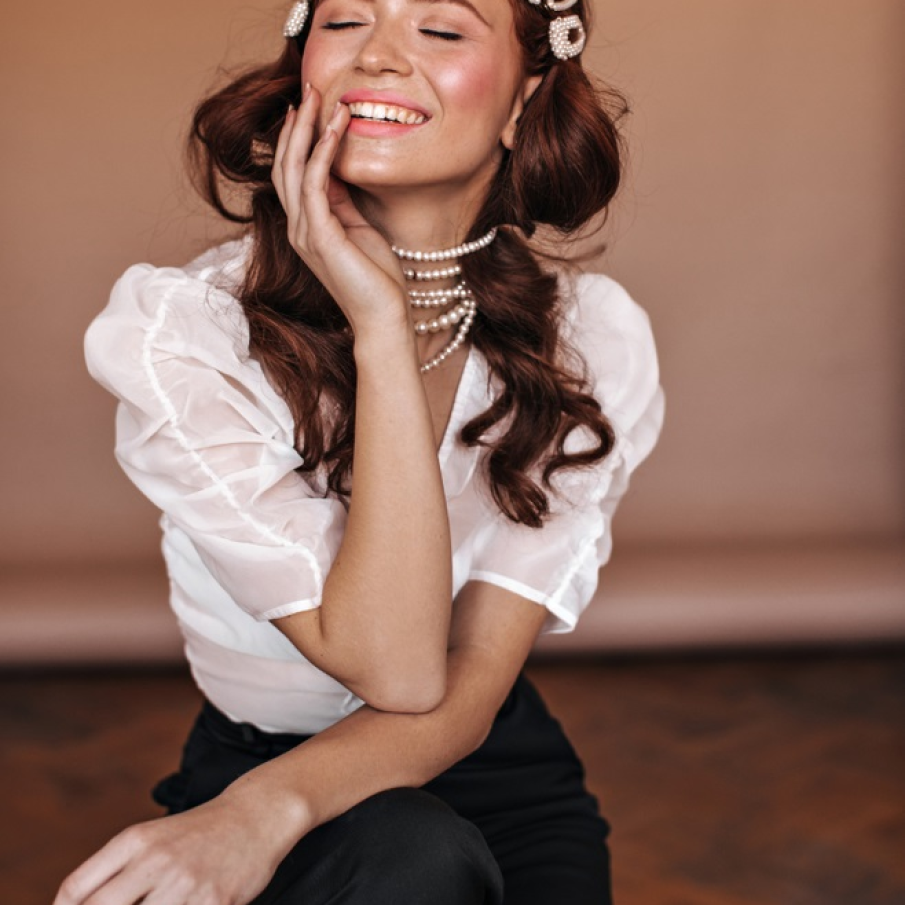 Agrafe de par cu perle minione, dispuse simetric pe o parte si pe cealalta a capului