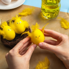 DIY explicat pas cu pas prin imagini: Cum să realizezi alături de copilul tău cel mai simpatic puișor de Paște (dintr-un ou)