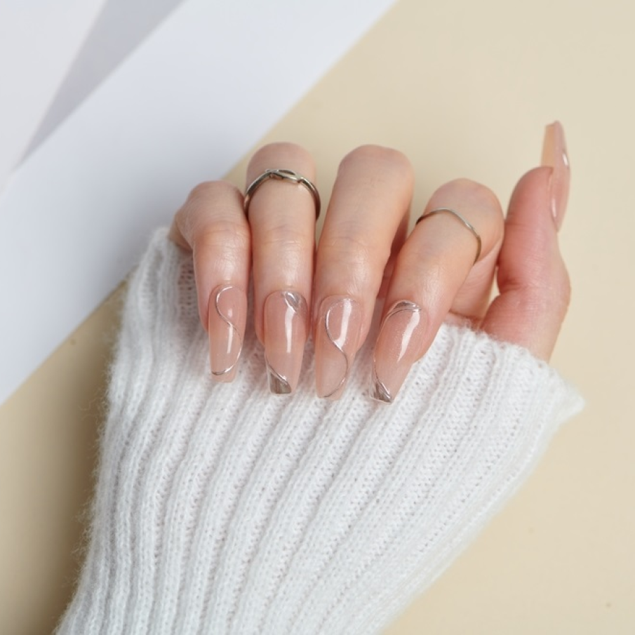 Modele de manichiură french cu accente luxoase și prețioase, în tendințe în 2025