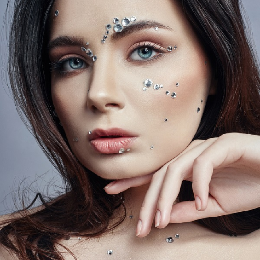 Machiaj futurist, non-conformist, realizat cu ajutorul unor ștrasuri tip 