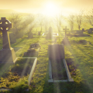 Morminte – Iarbă – Oameni – Univers