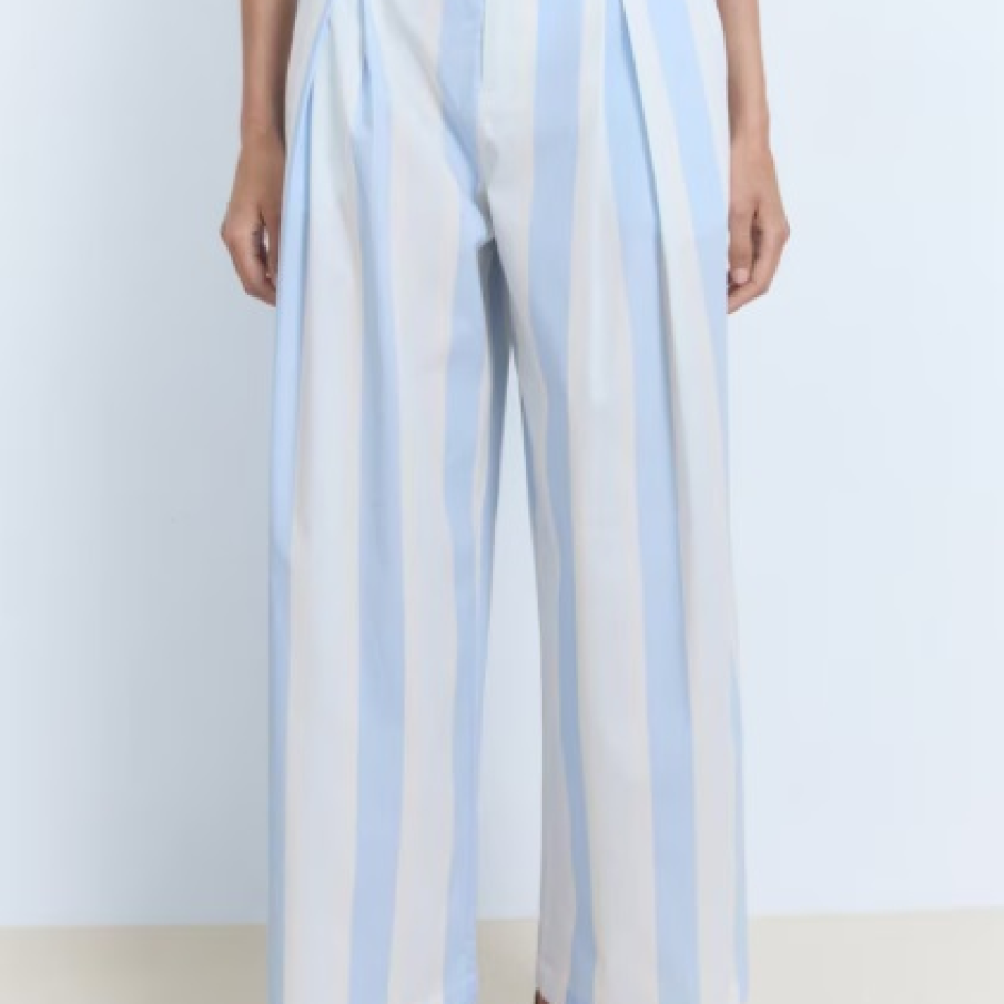 Pantalonii în tendințe în vara 2025 sunt cei care atrag atenția asupra taliei și o structurează cu stil