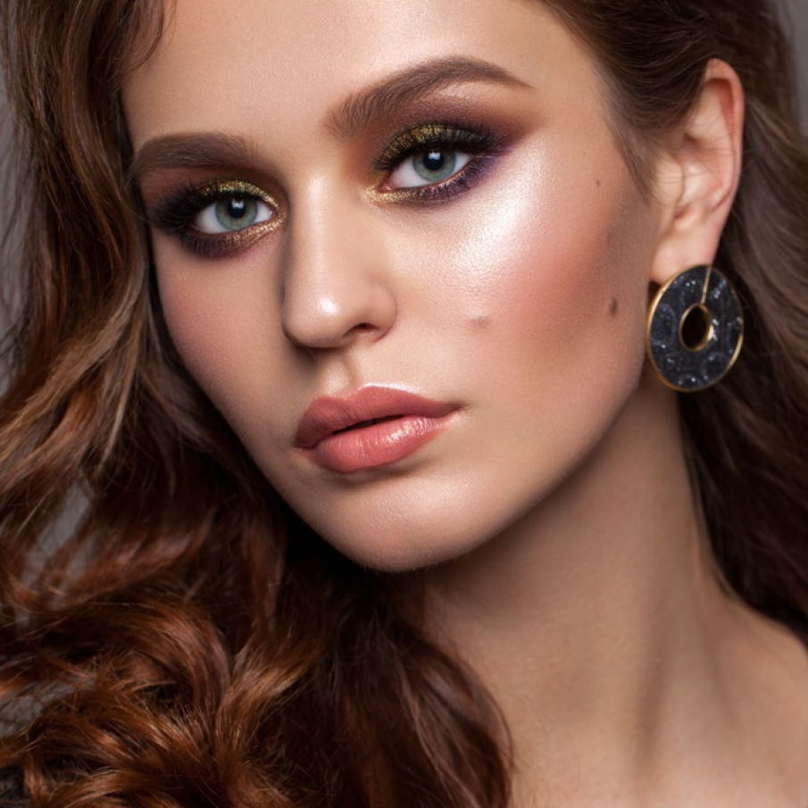 Machiajul în tonuri calde de maro combinat cu umbre de mov se pretează minunat ochilor albaștri