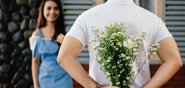 Cine ofera mai multe cadouri intr-o relatie?