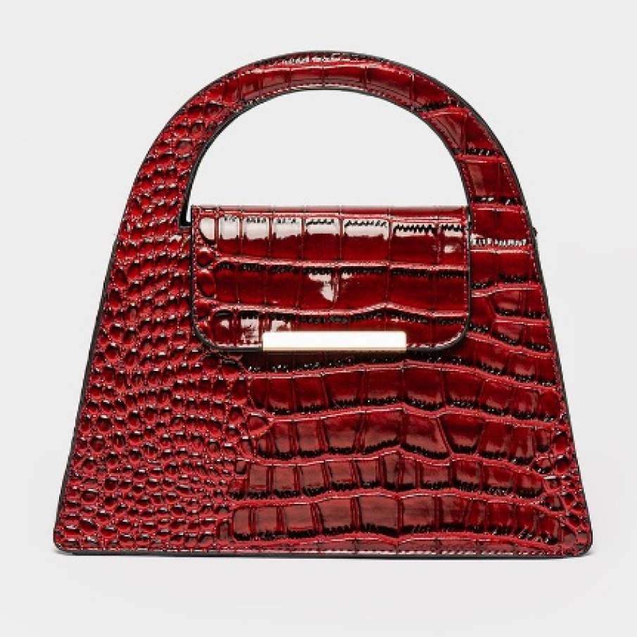 Geantă roșie din piele ecologică, cu aspect texturat și cu model de piele falsă de crocodil. Dispune și de baretă de umăr 