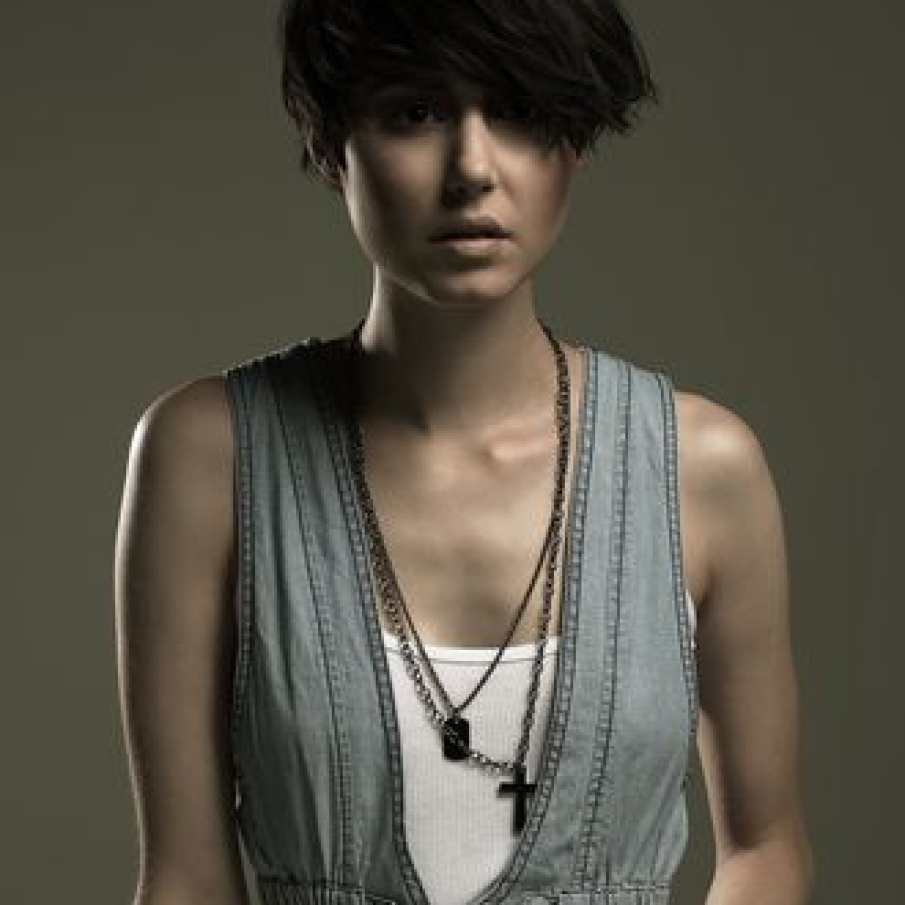 Coafura asimetrica, cu volum frontal