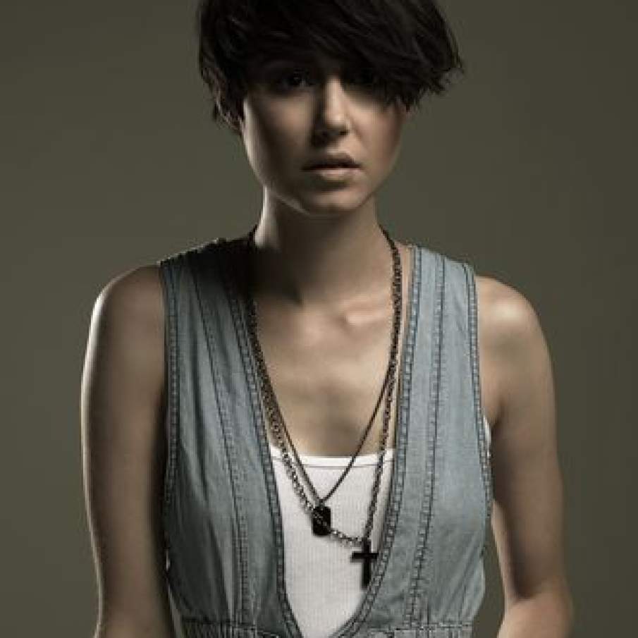 Coafura asimetrica, cu volum frontal