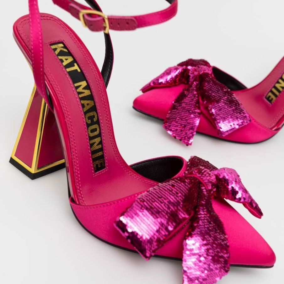 Pantofi roz fucsia by Kat Maconie. Au toc înalt și gros și detaliu decorativ în față, tip fundă strălucitoare, cu paiete. 