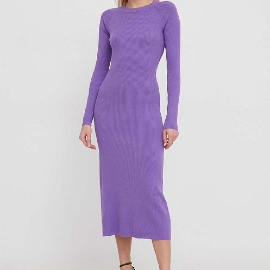 Rochie trei sferturi în nuanță de very peri de la Sisley , confecționată din tricot confortabil. Are decupaje interesante pe spate 