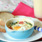 Micul dejun perfect pentru orice zi de weekend: Oua la Cuptor cu Bacon, Spanac si Rosii Cherry