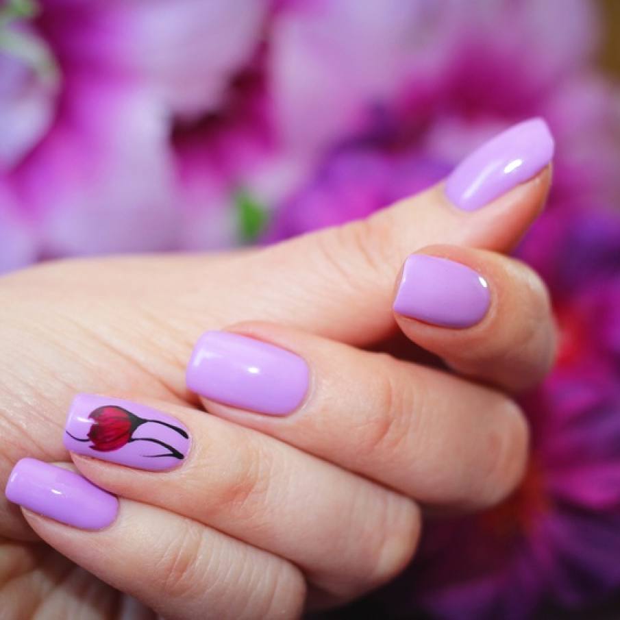 Fiindcă minimalismul este în tendințe, puteți aplica și doar o singură floare pe unghia inelarului