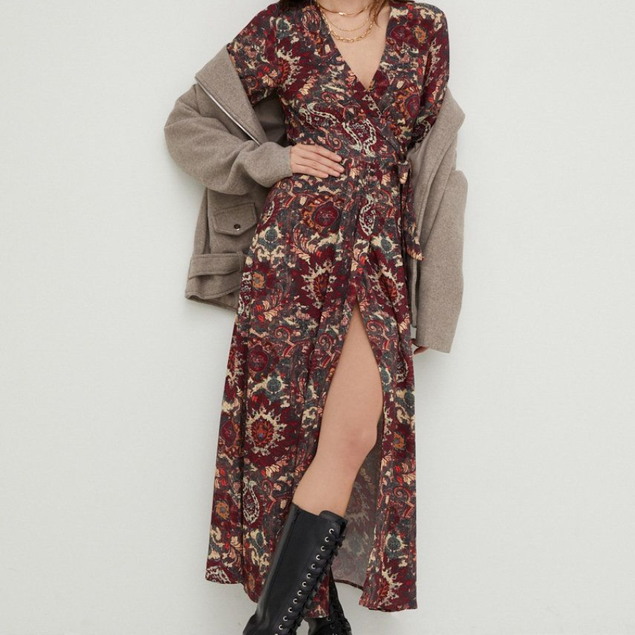 Rochie din colecția Answear Lab cu decolteu suprapus, mânecă lungă și crăpătură pe un picior