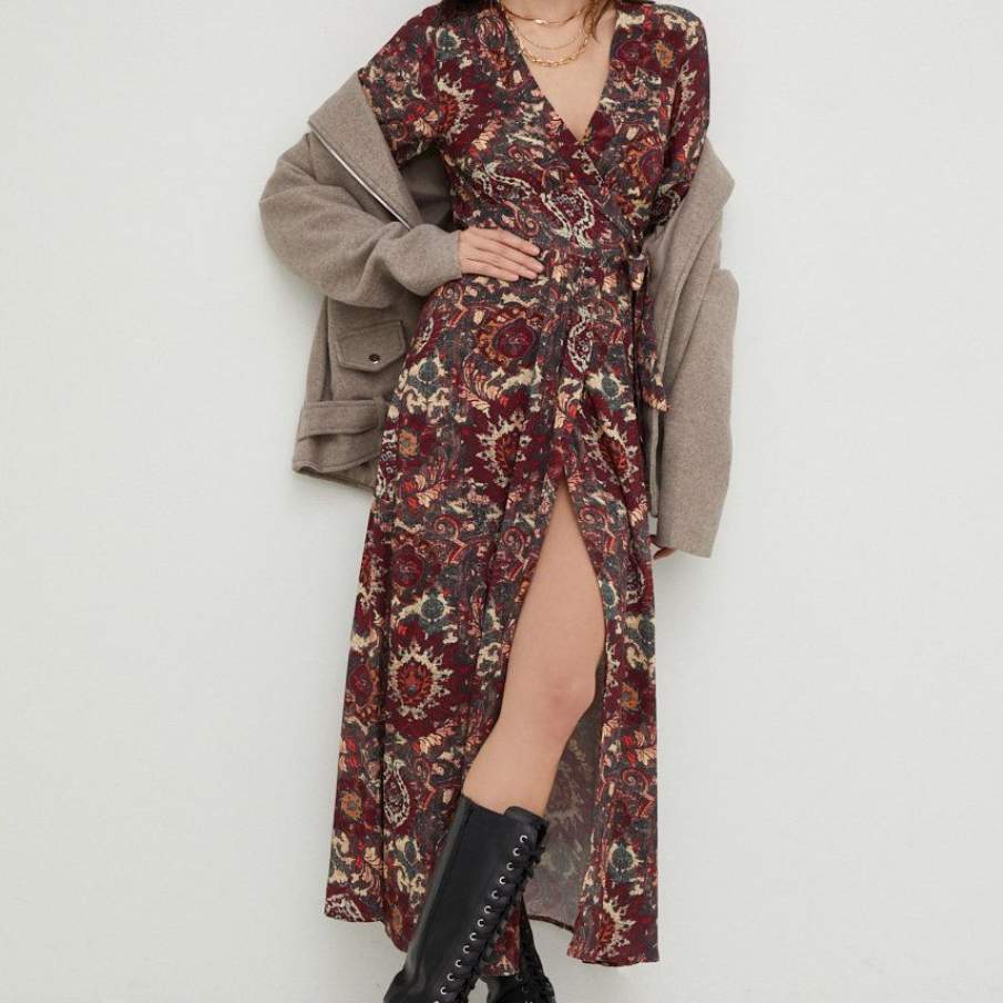 Rochie din colecția Answear Lab cu decolteu suprapus, mânecă lungă și crăpătură pe un picior