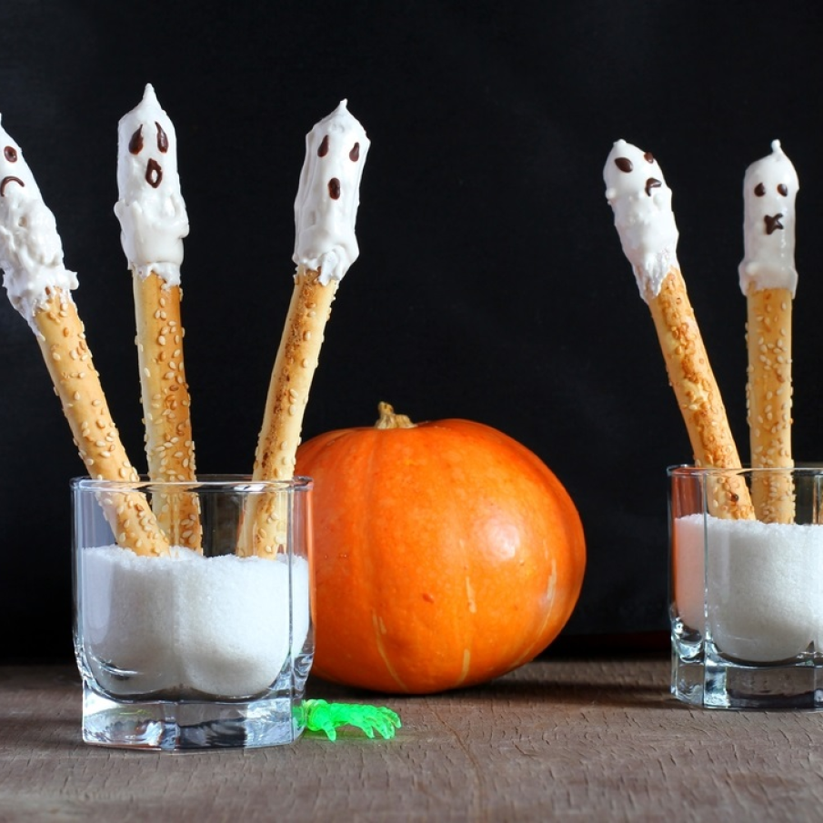 Mâncare creativă de Halloween: grisine în pahar cu chip de fantome albe și monștri 