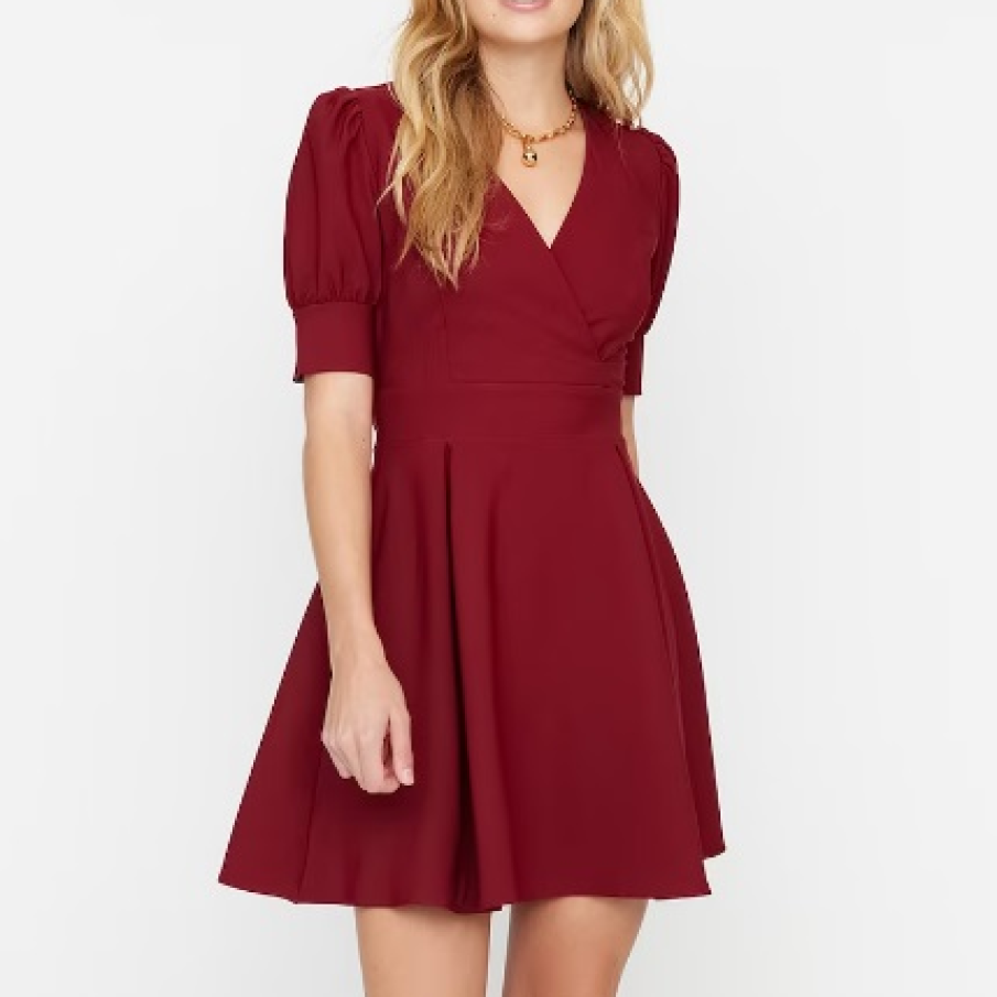 Rochie Trendyol scurtă, evazată, cu decolteu cache-coeur, ce poate fi purtată cu o pereche de pantofi sport, botine sau chiar cizme