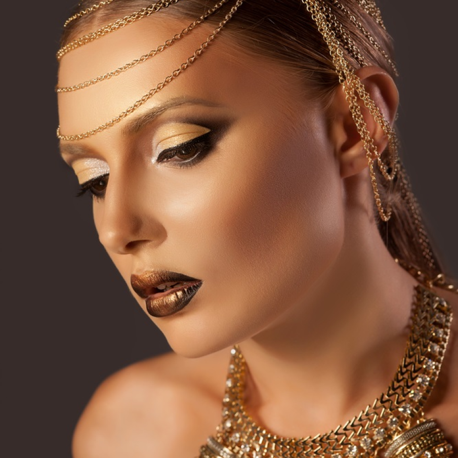 Ca o regina mândră și impunătoare a Egiptului: Auriu all over! 