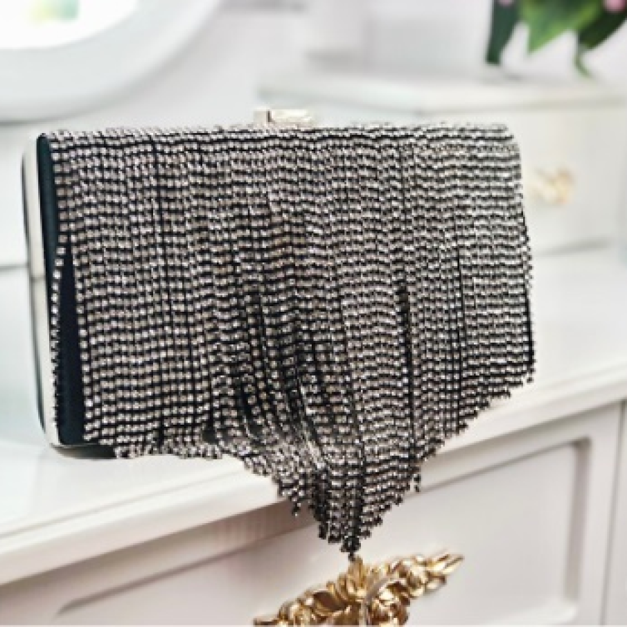 Poșetă clutch neagră strălucitoare, acoperită de o perdea de franjuri scântâietori 