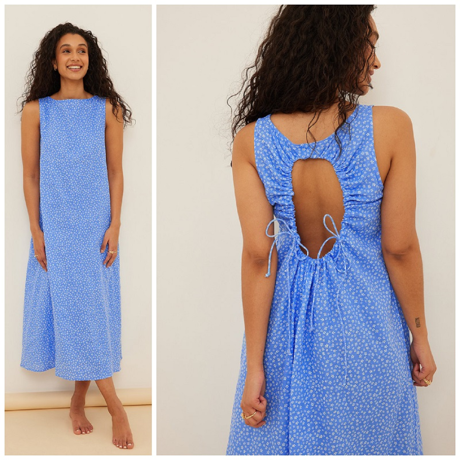 Rochie NA-KD albastră, de bumbac organic, cu imprimeu floral mărunt și delicat. 