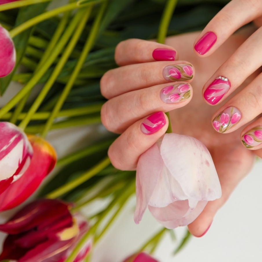 Manichiură delicată cu pattern de lalele aplicate 
