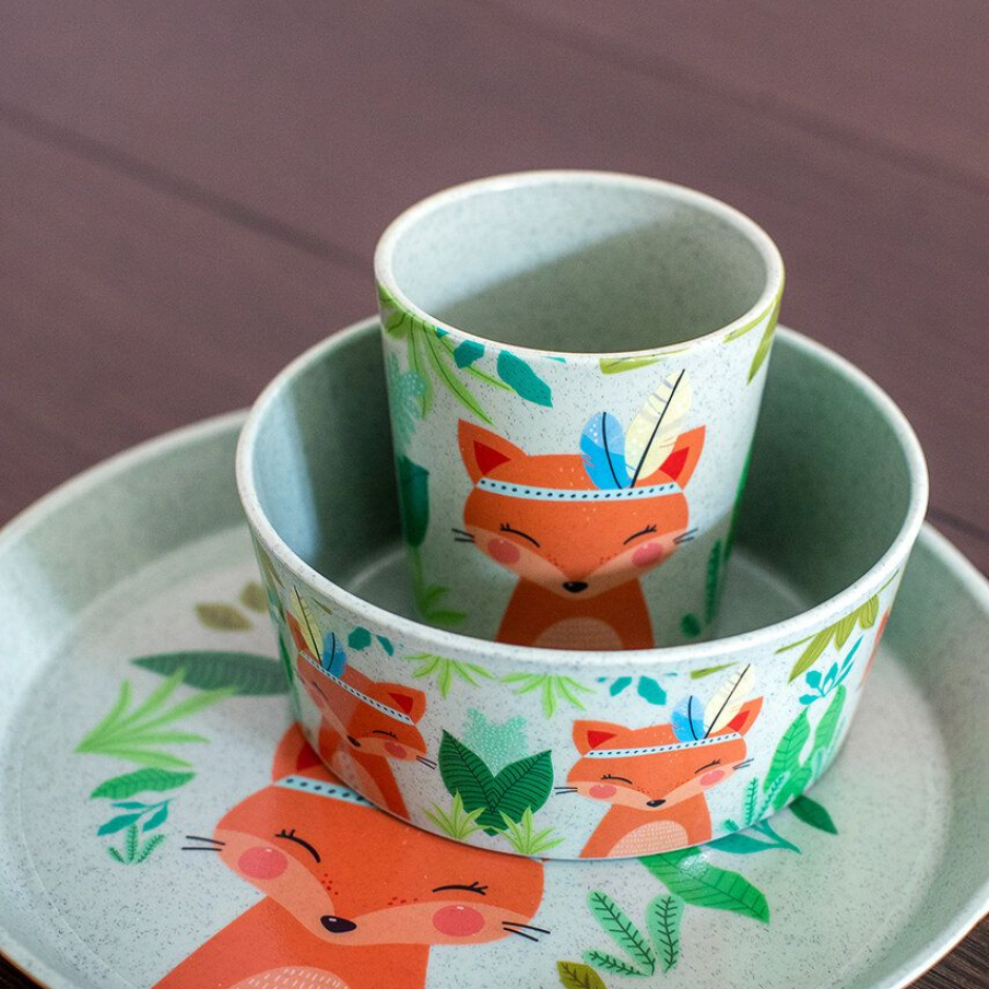 Set pentru copii: o farfurie, un bol, o cană din colecția Koziol cu un desen cu o vulpiță zâmbitoare. Este confecționat din plastic liber de BPA și sigur pentru aliment