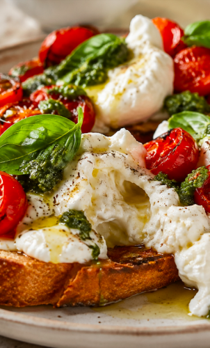 Pâine prăjită cu burrata, roșii coapte și pesto: cina de 10 minute care transformă câteva ingrediente în momente de neuitat