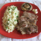 Ceafa de porc la tigaie cu cus-cus si ciuperci