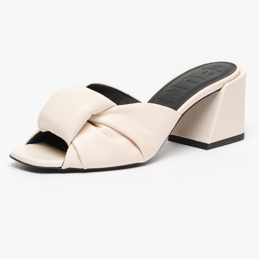 Papuci de piele eleganți Furla cu toc pătrățos și detaliu pufos, în nuanță de bej light. 