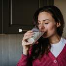 De ce ar trebui să incluzi apa de ovăz în alimentație? Are NUMEROASE BENEFICII!