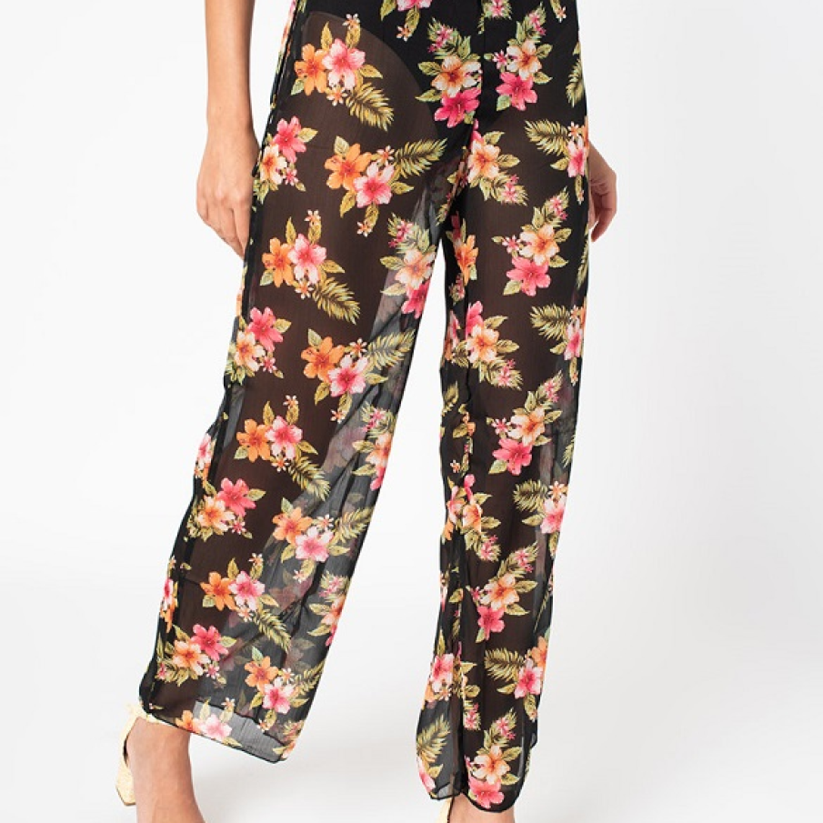 Pantaloni lungi de plajă din material negru transparent, cu imprimeu floral. Pot fi purtați peste un costum de baie întreg sau peste un costum de baie format din două piese. 