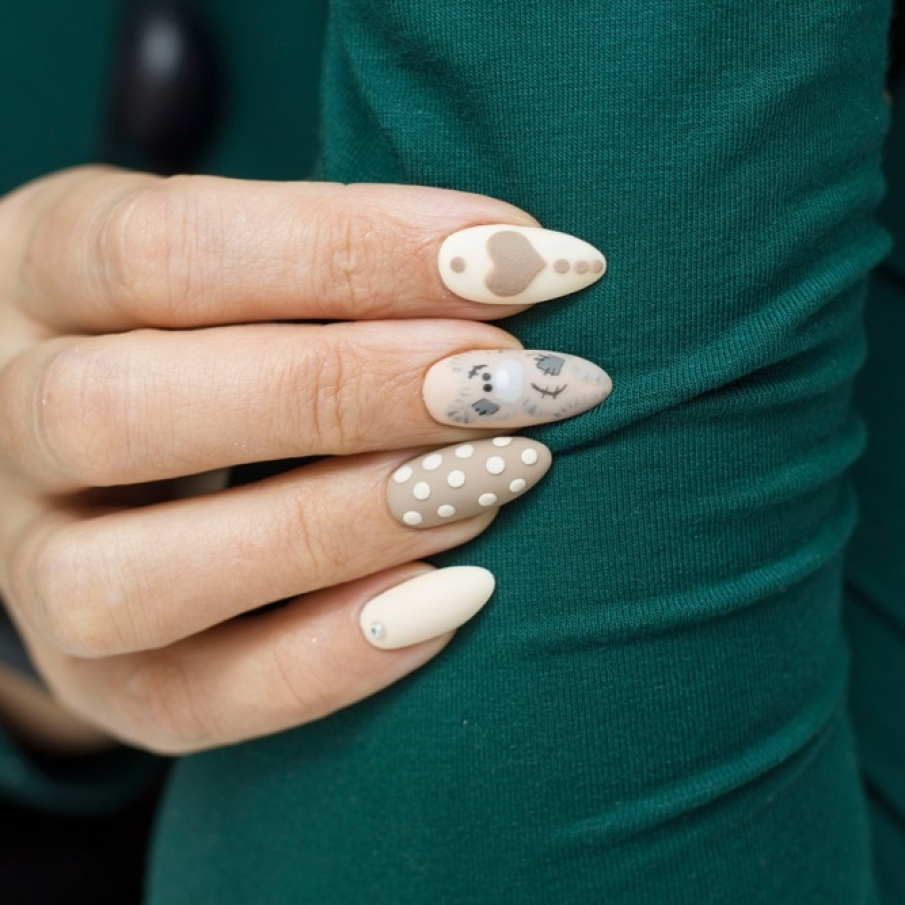 Manichiură nude mată, cu motive haioase și simpatice 