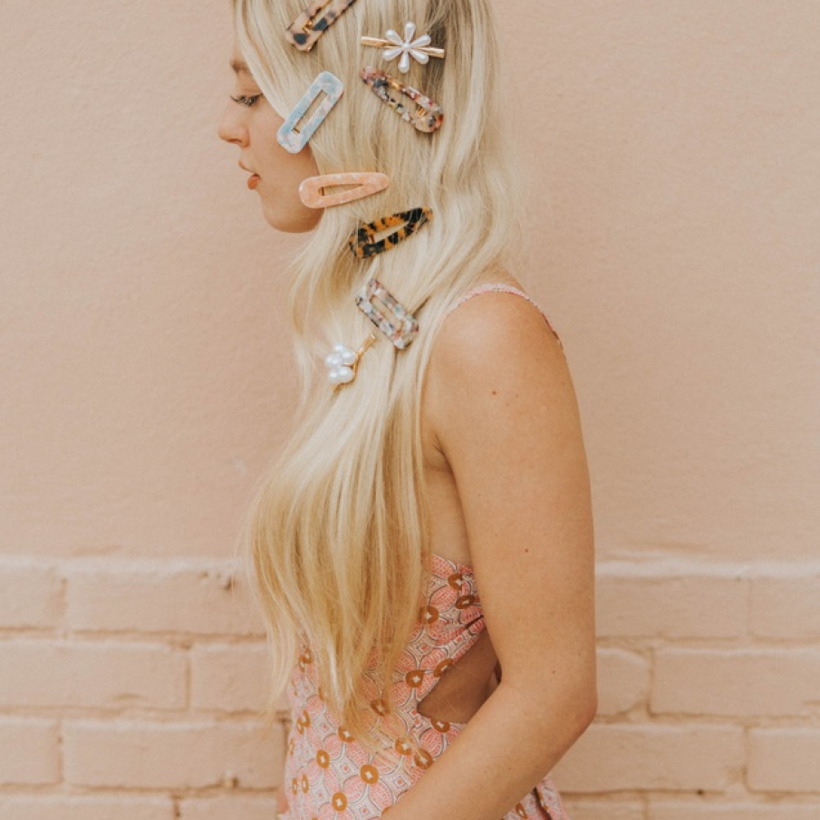 Agrafe cat mai multe in par, asortandu-se sau integrandu-se in tinuta