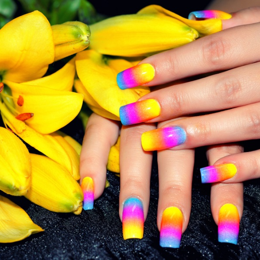 Manichiură nail art cu accente de culori țari, aprinse, suprapuse pe orizontală 