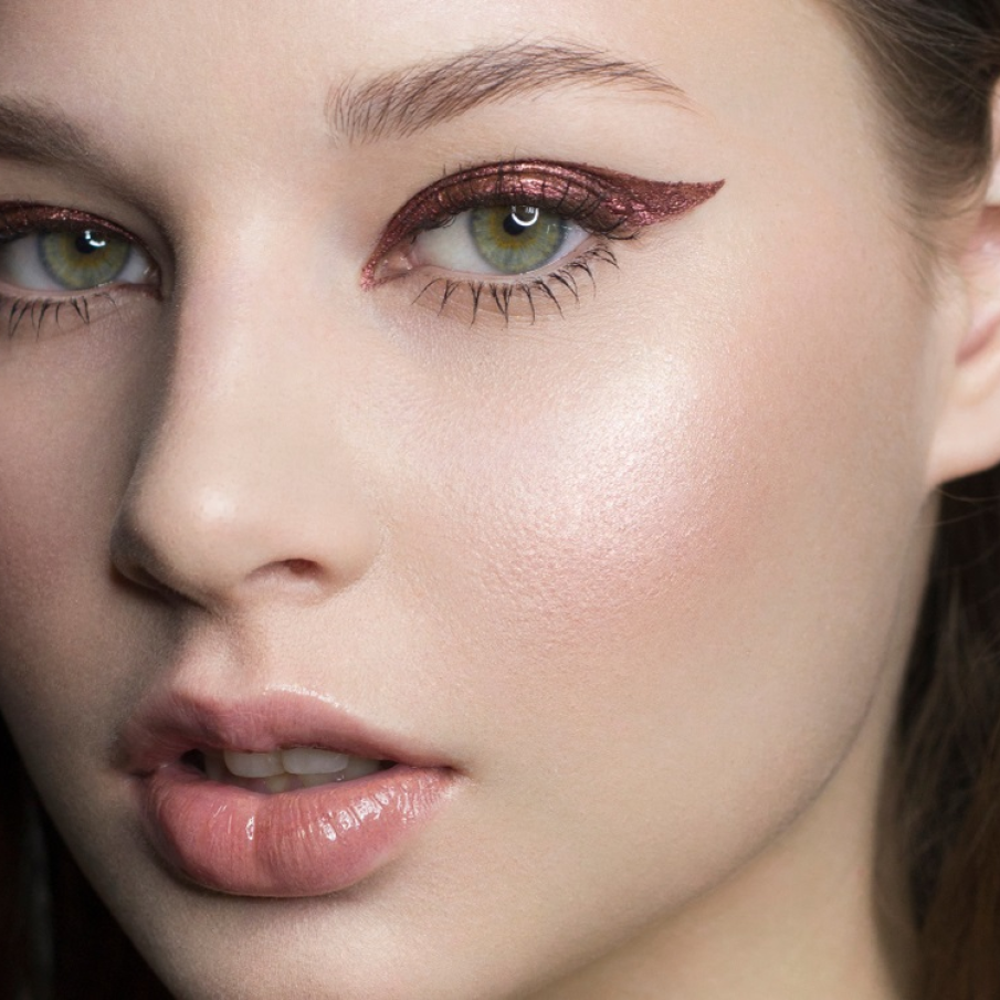 Cozile de tuș groase și bine definite, în nuanțe de maro, cu sclipiri metalice aurii, sunt perfecte pentru un machiaj de seară