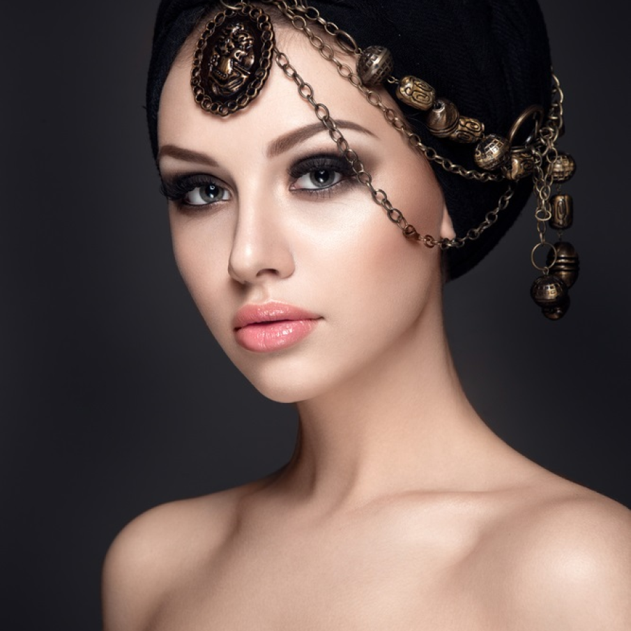 Look în stil oriental: bijuterii de păr atârnate de turban 
