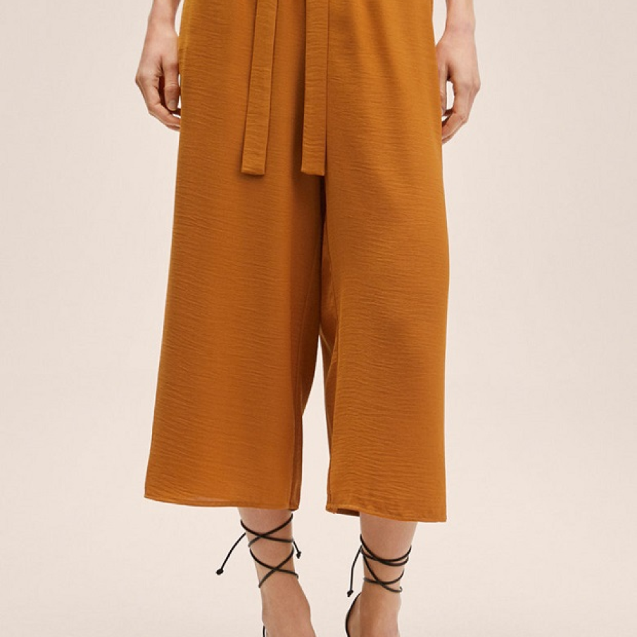 Pantaloni culottes de la Mango, într-o nuanță plăcută de ocru uni. Talia este elastică deci te vei simți confortabil purtându-i.