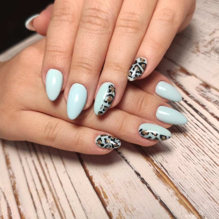 Manichiură nail art cu imprimeuri parțiale sau integrale tip tortoiseshell (țestoasă) 