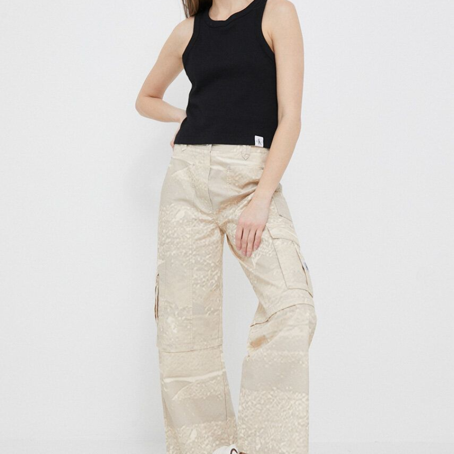 Pantaloni Calvin Klein Jeans de bumbac bej, cu buzunare cargo, imprimeu alb și picior lejer 